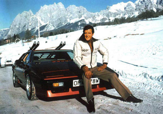 Illustration for article titled Lotus Evoras Spied Filming New Bond Flick?